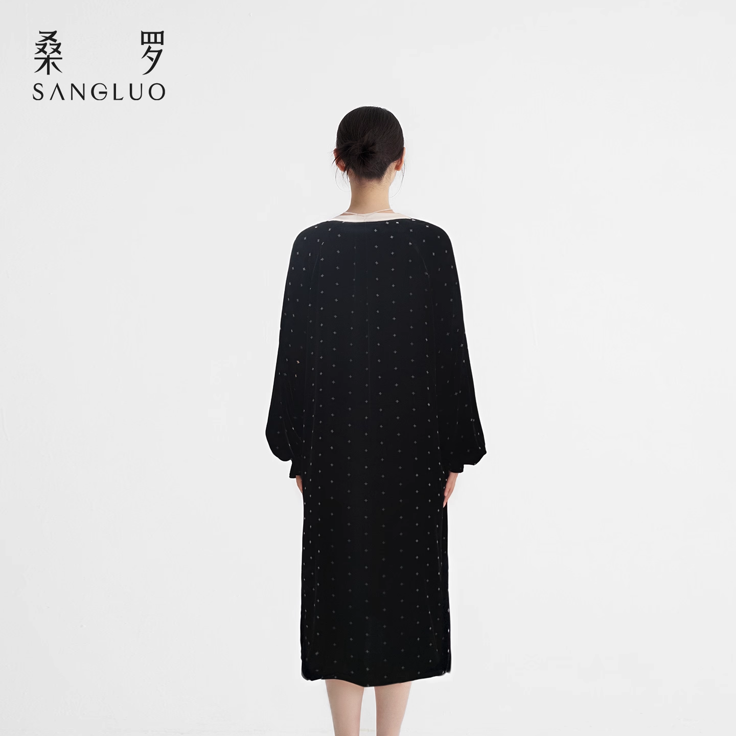 The velvet printed mulberry silk dress and nightgown can be worn outside