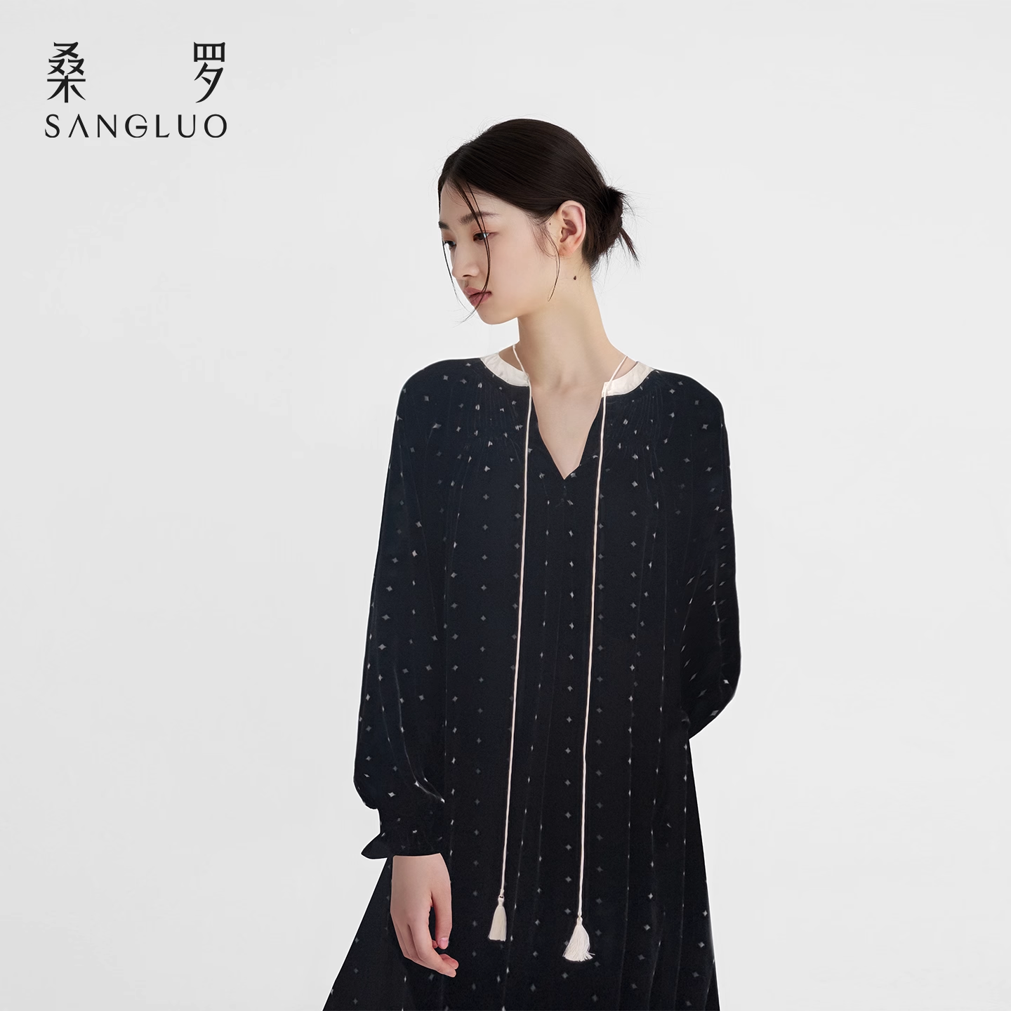 The velvet printed mulberry silk dress and nightgown can be worn outside