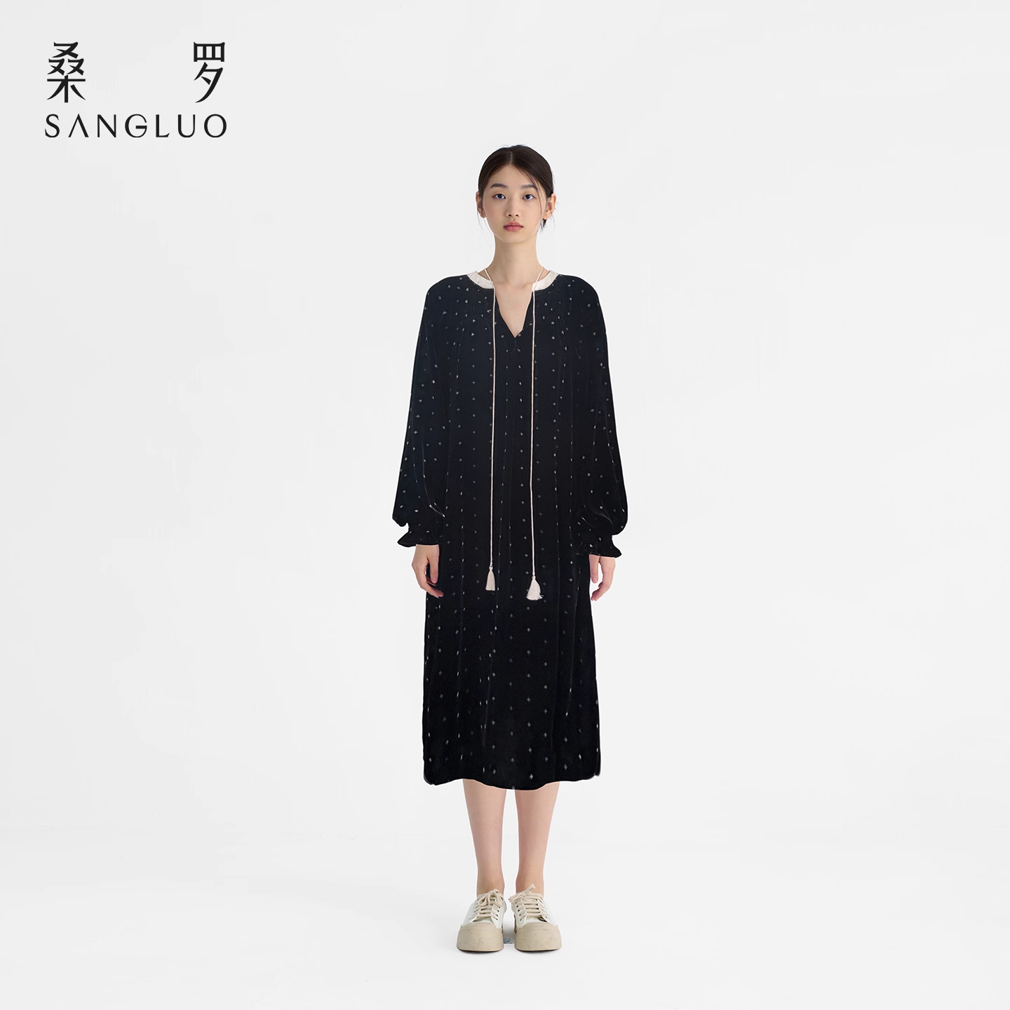 The velvet printed mulberry silk dress and nightgown can be worn outside