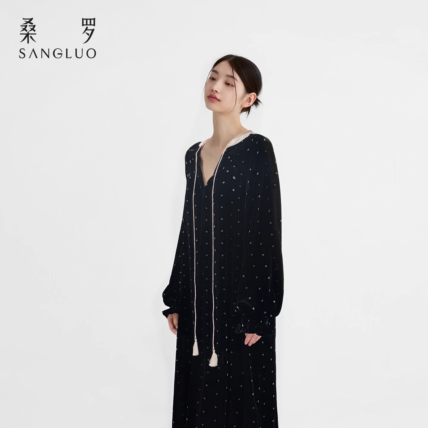 The velvet printed mulberry silk dress and nightgown can be worn outside